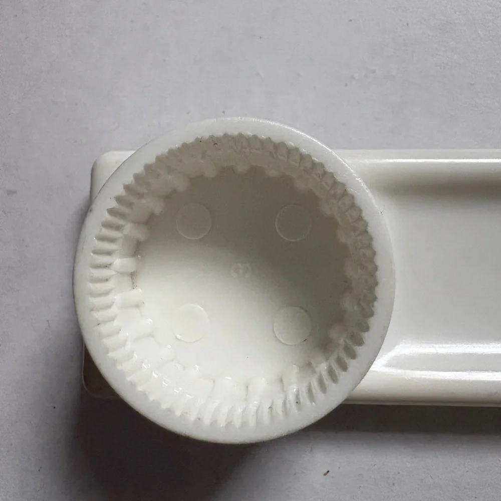 The Pampered Chef Magnetic Easy Opener for Bottles Cans Tabs